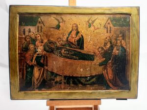 Ikona rosyjska przedstawiająca scenę Zaśnięcia Bogurodzicy, podmalowana litografia na drewnianej desce - fałszerstwo z epoki.