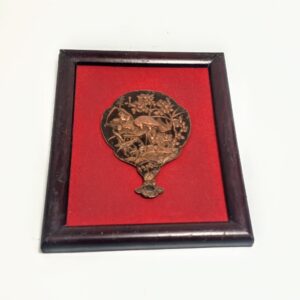 Japońska dekoracja ścienna z miedzianym wzorem oprawiona w ciemną drewnianą ramę, format podobny do A4.