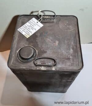 Stary stalowy kanister Wehrmacht z 1935 roku z etykietą w języku niemieckim i rosyjskim o współpracy radziecko-niemieckiej