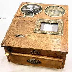 Zabytkowa, mosiężno-dębowa kasa fiskalna National z 1898 roku, widok z przodu na klawisze i mechanizm.