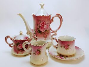 Porcelanowy komplet śniadaniowy do kawy i herbaty z Japonii z początku XX wieku w ciepłych kolorach