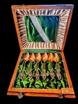 Komplet srebrnych łyżeczek do prezentu komunijnego w drewnianym, ozdobnym pudełku.