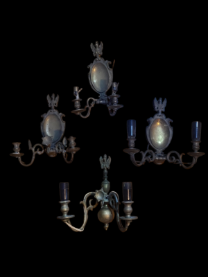 Mosiadziany kinkiet ścienny w stylu Księstwa Warszawskiego z czasów PRL, widok z boku, widoczna patyna.