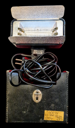 Vintage studyjna lampa fotograficzna z dwoma kloszami, metalowy statyw, sprzęt oświetleniowy 2x500W