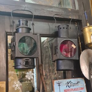 Oryginalna antyczna lampa kolejowa z XX wieku, wykonana z metalu i szkła, w stylu industrialnym.