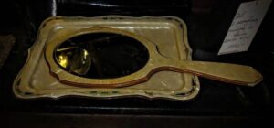 Ponad 100-letnie antyczne lusterko i tacka wykonane z brązowego celuloidu, zestaw toaletowy z epoki.