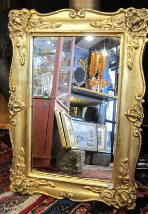 Dekoracyjne, stare lustro w bogato zdobionej ramie pomalowanej na złoty kolor, format podobny do A3.