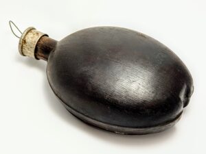 Oryginalna manierka niemiecka Wehrmacht typ kokos z 1942 roku, widoczne oznaczenia D.R.G.M. i data 42