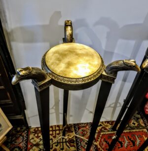 Masywny mosiężny kwietnik z głowami orłów z XIX wieku, polski antyk w dobrym stanie.