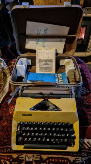 Wybór różnych sprawnych maszyn do pisania z połowy XX wieku na drewnianym stole