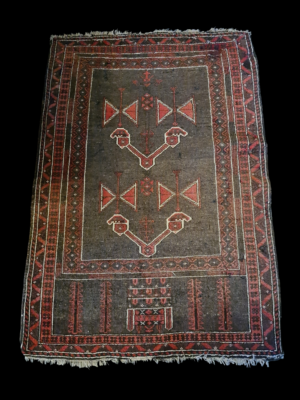 Mały ręcznie tkany dywan nomadyczny, antyczna tkanina dekoracyjna na drewnianym stole