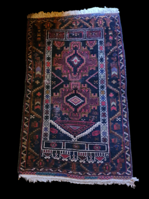 Mały ręcznie tkany dywan nomadyczny, antyk etniczny na jasnym tle