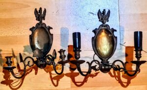 Para zabytkowych mosiężnych kinkietów ściennych z wizerunkiem polskiego orła w koronie, styl Księstwo Warszawskie