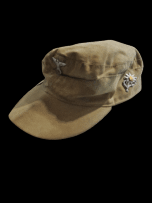 Niemiecka czapka polowa tropikalna Afrikamütze z okresu II wojny światowej z naszytą odznaką szarotki (Edelweiss)