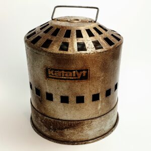 Niemiecki wojskowy ogrzewacz katalityczny Katalyt, piecyk okopowy z połowy XX wieku, przedmiot kolekcjonerski