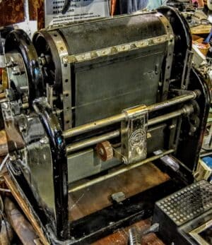 Niemiecki powielacz tłokowy Geha-Regent z początku XX wieku, metalowa konstrukcja, relikt historii techniki i podziemia wydawniczego.
