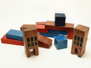 Stare niemieckie drewniane klocki z lat dwudziestych XX wieku na tle neutralnym, zabawka vintage.