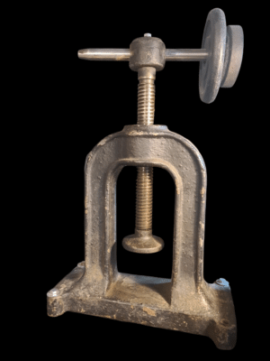 Niewielka, stalowa prasa balansowa antyk o wysokości około 50 cm, narzędzie techniczne z przeszłości.