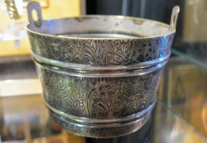 Niewielkie platerowane naczynie z ręcznym grawerunkiem z początku XX wieku, antyk kolekcjonerski.