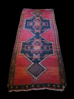 Ręcznie tkany nomadyczny dywan o geometrycznych wzorach, antyk etniczny na drewnianej podłodze