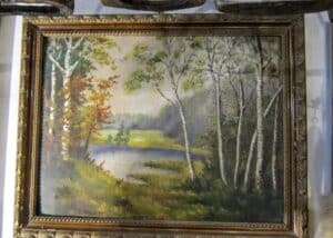 Obraz olejny przedstawiający leśny pejzaż z jeziorkiem, przykład polskiego malarstwa ludowego z XX wieku