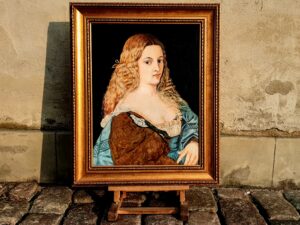 Reprodukcja obrazu Tycjana Violante La Bella Gatta, portret młodej kobiety z długimi jasnymi włosami, renesans