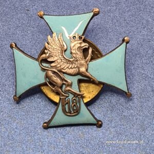 Odznaka pamiątkowa 18 Pułku Ułanów Pomorskich, emaliowany krzyż z srebrnym Gryfem Pomorskim na środku.