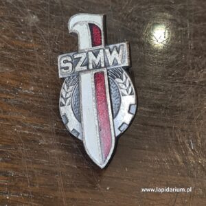Oryginalna metalowa odznaka Socjalistycznego Związku Młodzieży Wojskowej (SZMW) z czasów PRL na białym tle.