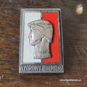 Srebrna odznaka Wzorowy Żołnierz wzór 1973 na biało-czerwonej tarczy, widok z przodu i tyłu