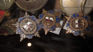 Oryginalna metalowa odznaka Zasłużony Pracownik Morza z czasów PRL na białym tle