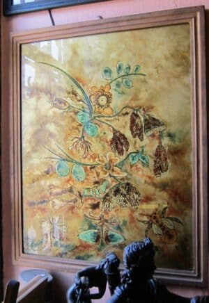 Oryginalna praca malarska na szkle autorstwa artystki Hejnowskiej, pokazująca detale i kolorystykę.