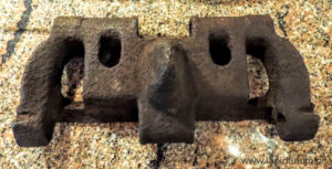 Oryginalne, zabytkowe ogniwo gąsienicy stalowej z niemieckiego czołgu z okresu II wojny światowej