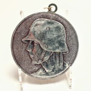 Zabytkowa, niemiecka ozdoba choinkowa z I wojny światowej przedstawiająca głowę żołnierza w hełmie