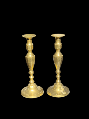 Para dużych, masywnych świeczników z mosiądzu w stylu retro, Polska XX wiek