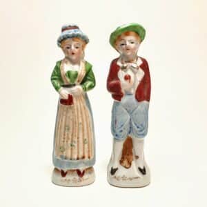 Para ręcznie malowanych figurek porcelanowych w stylu angielskim – Occupied Japan, stempel Made In Occupied Japan, para mężczyzna i kobieta w wiktoriańskich strojach.