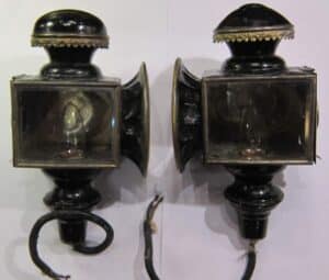 Para zabytkowych mosiężnych lamp naftowych z początku XX wieku, przeznaczonych do mocowania na doróżce lub wczesnym samochodzie.