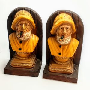 Para marynistycznych podpórek pod książki z białego gipsu z ręcznym malowaniem farbą olejną w niebieskich odcieniach.