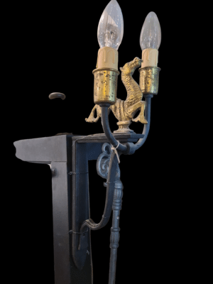 Para starych mosiężnych kinkietów ściennych z dwoma ramionami, zdobionych dekoracjami przedstawiającymi hipokampy