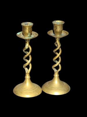 Para mosiężnych świeczników ramionowych z dwoma ramionami każdy, polska wytwórnia z XX wieku.