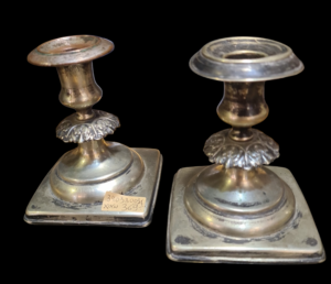 Para starych posrebrzanych świeczników żydowskich z początku XX wieku, widoczna naturalna patyna