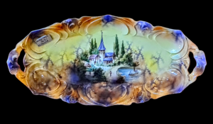 Zabytkowa patera porcelanowa RS Prussia z Tułowic z ręcznie malowanym niebieskim motywem zamku na białym tle.