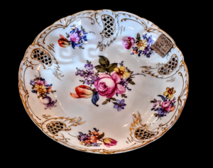 Ręcznie malowana ceramiczna patera sygnowana Nypenburg, XX wiek, widok z góry i sygnatury.