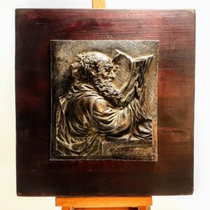 Plakieta galwanotechniczna z wizerunkami Sokratesa, Gutenberga, Uczonego i Św. Pawła na drewnianej desce.