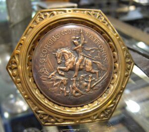 Dekoracyjna metalowa plakieta z wizerunkiem św. Jerzego walczącego ze smokiem, Litwa XX wiek.