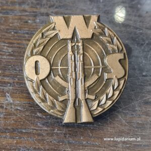 Polska Wojskowa Odznaka Strzelecka III klasy, brązowa, z karabinem na tle tarczy i wieńcem laurowym, okres PRL.