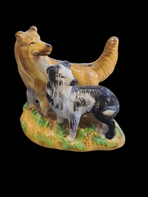 Porcelanowa figurka dwóch psów - dużego settera i małego teriera na zielonej podstawce