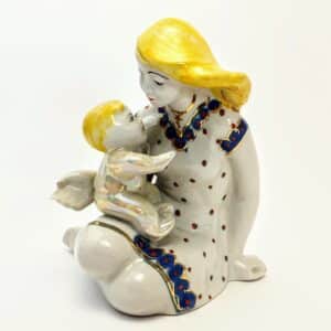 Porcelanowa figurka przedstawiająca kobietę trzymającą dziecko, ręcznie malowana, fabryka ZHK Połonne, Ukraina, epoka lat 60./70.