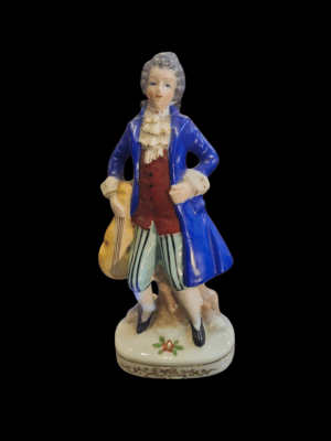 Porcelanowa figurka młodzieńca muzyka w niebieskim żakiecie XVIII wieku, trzymającego skrzypce, styl Rokoko