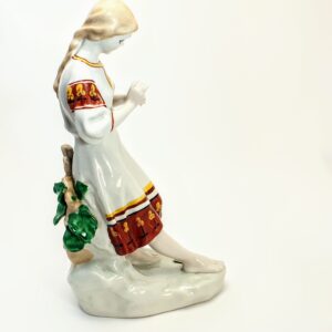 Porcelanowa figurka młodej kobiety wróżącej z płatków kwiatu – ręcznie malowana, Ukraina, lata 70. XX wieku, wys. 30 cm