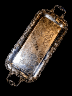 Posrebrzana okrągła taca z reliefowym motywem winogron i liści, widok z góry, doskonały stan.